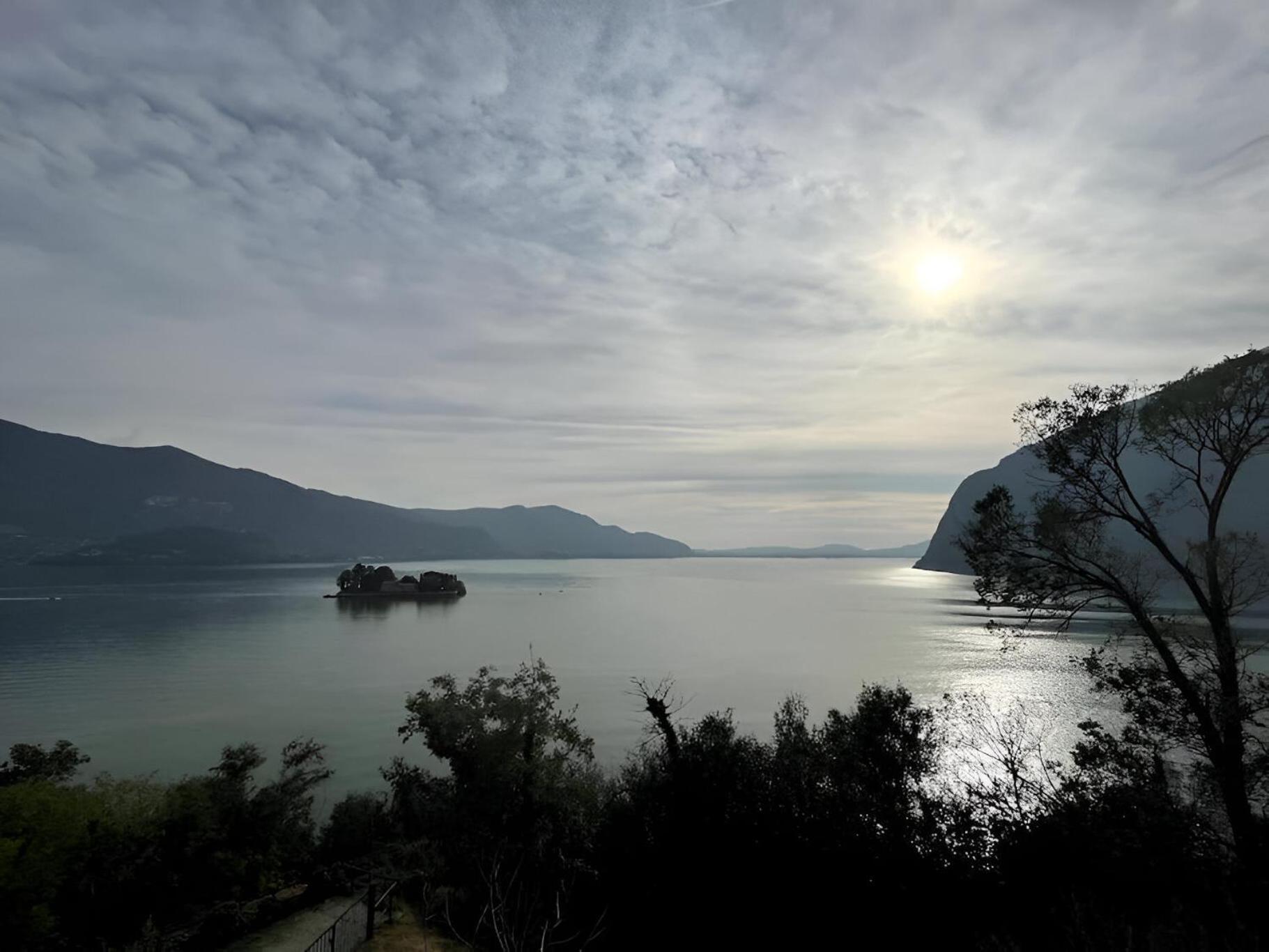 Casa Pg - Appartamento Vista Lago Monte Isola Esterno foto